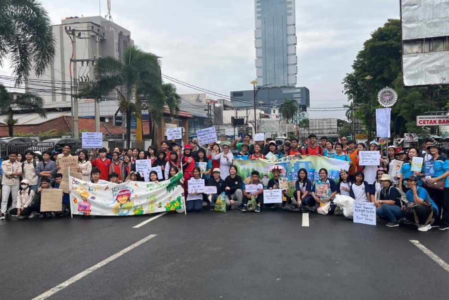 Menggugah Kepedulian: Walk and Clean di HPSN 2025 Bersama SMP Xaverius 2
