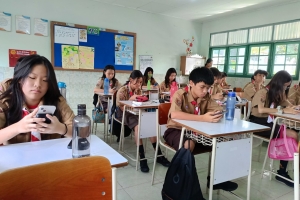 Generasi Melek HP: Antara Manfaat dan Tantangan